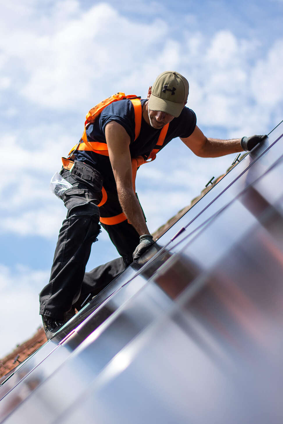 Installateur op bedrijfsdak die zonnepanelen installeert