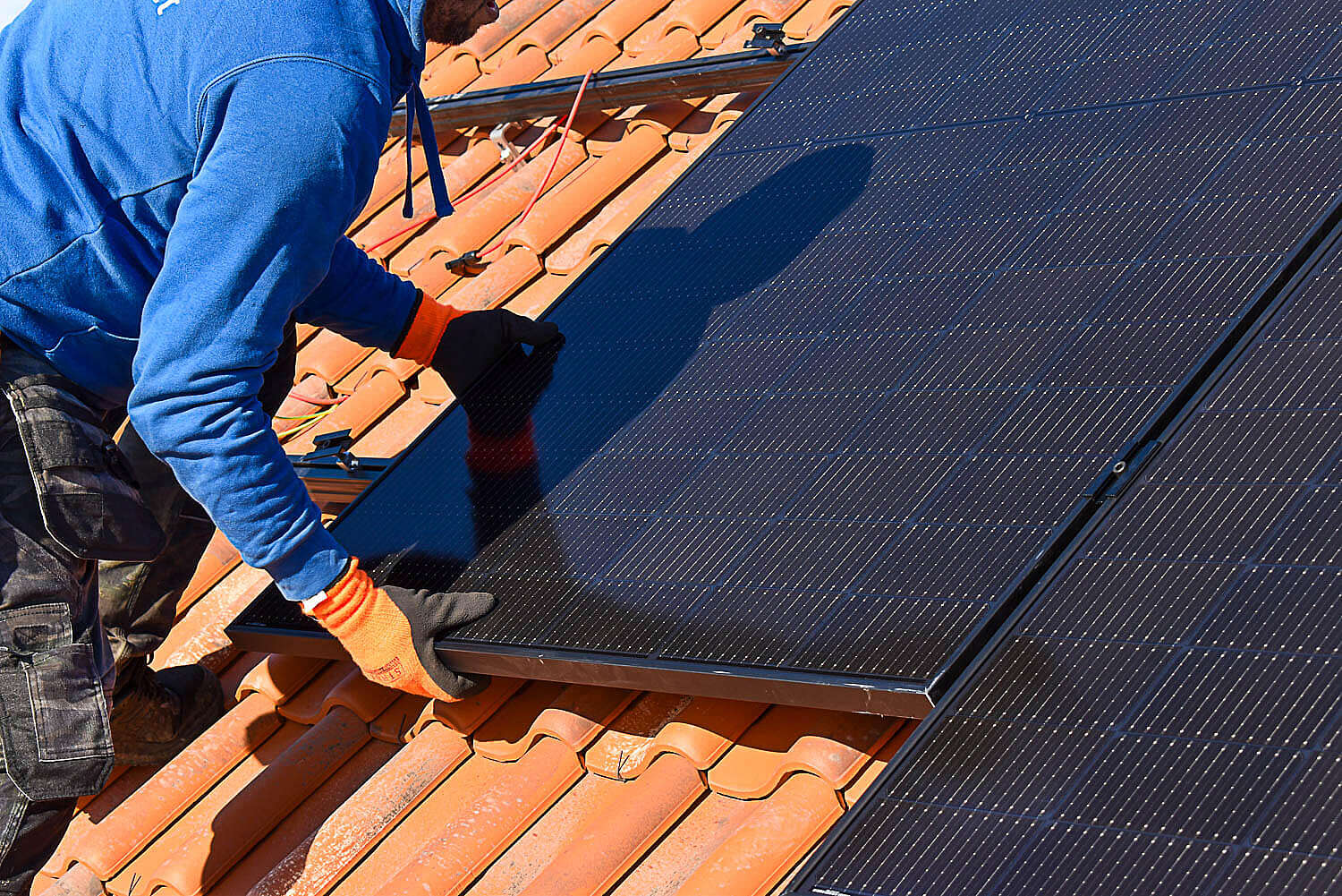 Expert legt zonnepanelen op hellend pannendak